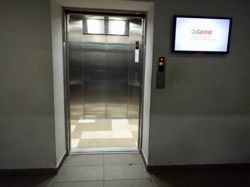 thang máy 2 hướng cửa