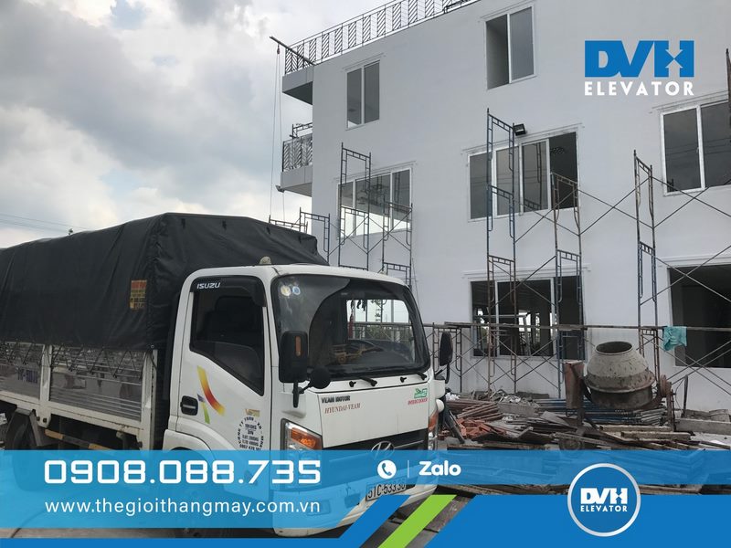 chuẩn bị lắp đặt thang tời vận chuyển thức ăn